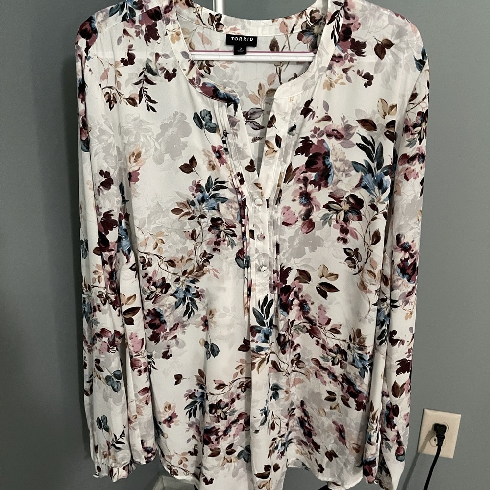 Torrid Size 2 white floral blouse